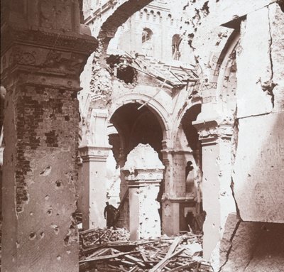 الكنيسة المدمرة ، ألبرت ، شمال فرنسا ، c1914-c1918 بواسطة غير معروف