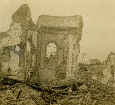 الكنيسة المدمرة ، كومبلز ، شمال فرنسا ، c1914-c1918 بواسطة غير معروف