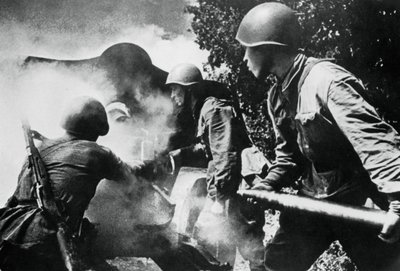 مدفعية روسية تعمل ، الجبهة الشرقية ، 1943 بواسطة غير معروف