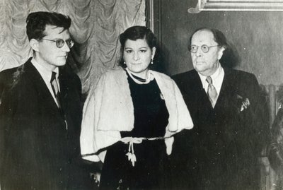 الملحن الروسي دميتري شوستاكوفيتش والمغنية ماريا ماكساكوفا والكاتبة أليكسي تولستوي ، 1943 بواسطة غير معروف