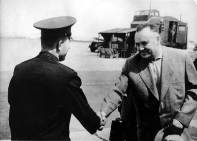 رائد الفضاء الروسي يوري غاغارين ومهندس الصواريخ سيرجي كوروليوف ، 1961 بواسطة غير معروف