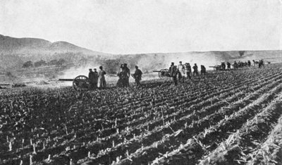مدفعية الميدان الروسية في حقل الدخن ، الحرب الروسية اليابانية ، 1904-5 بواسطة غير معروف