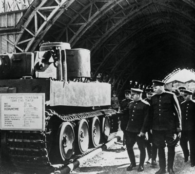 جنرالات روس يتفقدون معرضًا للأسلحة الألمانية التي تم الاستيلاء عليها ، روسيا ، 1943 بواسطة غير معروف