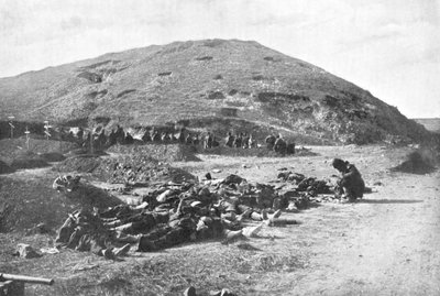 جنود روس يجمعون خراطيش من القتلى قبل الدفن ، الحرب الروسية اليابانية 1904-5 بواسطة غير معروف