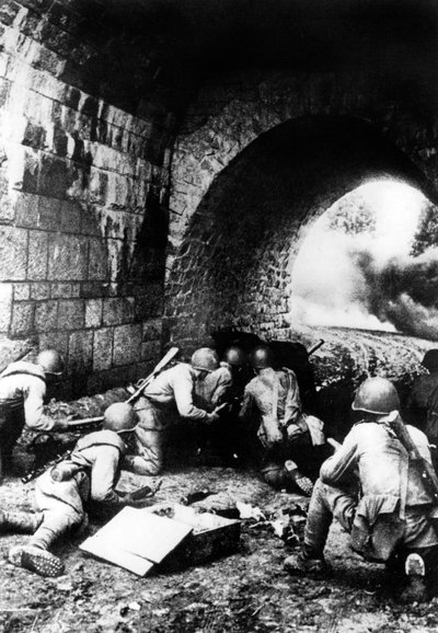 الجنود الروس في القتال بالقرب من ريغا ، لاتفيا ، 1944 بواسطة غير معروف
