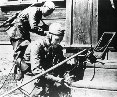 جنود روس مع كاشفات الألغام يقومون بتطهير منزل مفخخ ، الجبهة الشرقية ، 1944 بواسطة غير معروف