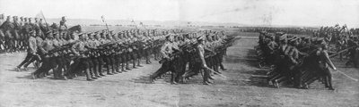 استعراض القوات الروسية خلال زيارة الرئيس الفرنسي ريمون بوانكاريس لروسيا ، 22 يوليو 1914. بواسطة غير معروف