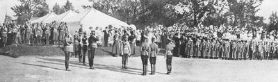 القوات الروسية تحيي القيصر نيكولاس الثاني ، كراسنوي سيلو ، 22 يوليو 1914 بواسطة غير معروف