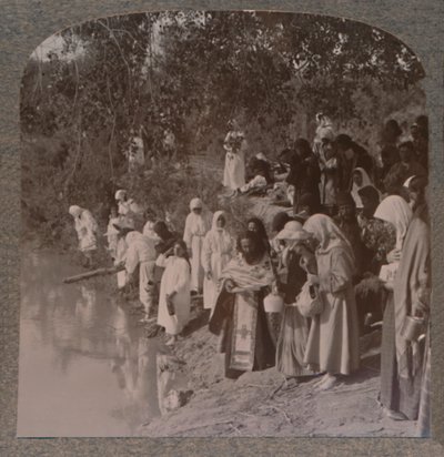 النساء الروسيات يشغلن الخدمة على ضفاف الأردن ، c1900 بواسطة غير معروف