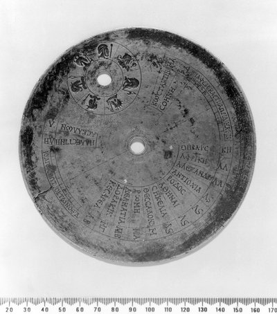 SUNDIALS ، ALTITUDE أجزاء من ساعة شمسية محمولة بيزنطية ، ج ، أجزاء من ساعة شمسية محمولة بيزنطية ، ج 520 م بواسطة غير معروف