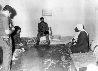 صدام حسين يزور منزل فلاح في البصرة ، العراق ، 1987 بواسطة غير معروف