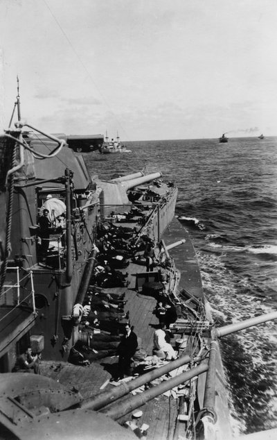 البحارة ينامون على السطح العلوي للسفينة الحربية البريطانية HMS Malaya ، c1940-c1941 بواسطة غير معروف