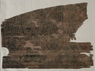شظايا صامية ذات نسور برأسين ، من قبر القديس برنارد كالفو ، 1200-1243. بواسطة غير معروف