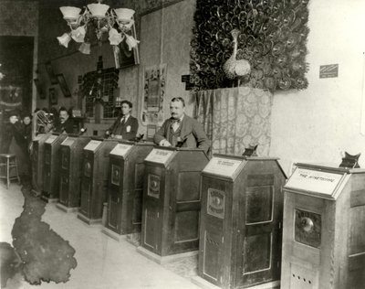 سان فرانسيسكو صالون مع مناظير حركية ، 1894-1895 بواسطة غير معروف