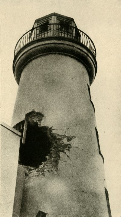 إصابة منارة سكاربورو بقنبلة ألمانية ، الحرب العالمية الأولى ، ديسمبر 1914 ، c1920. بواسطة غير معروف