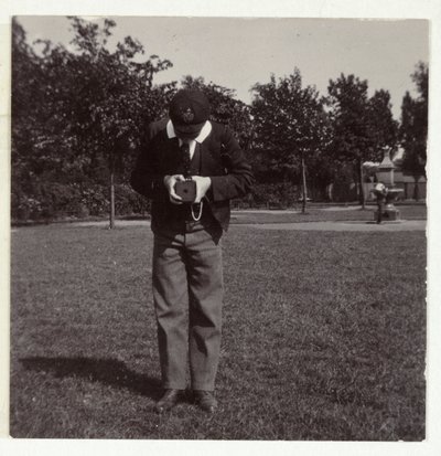 تلميذ يلتقط صورة ، ج 1905 بواسطة غير معروف
