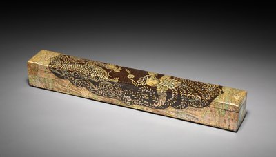صندوق التمرير مع تصميم التنين والعنقاء ، 1700s-1800s. بواسطة غير معروف