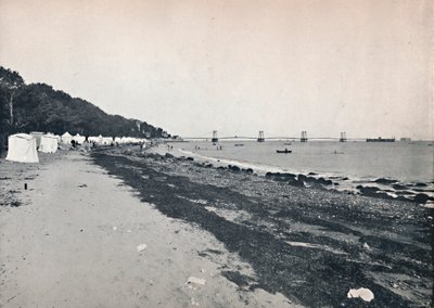 مطلة على البحر - شاطئ الاستحمام ورصيف معلق ، 1895 بواسطة غير معروف