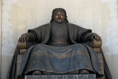 تمثال جالس لشينجيس خان في مبنى البرلمان في أولان باتور ، 2005 بواسطة غير معروف