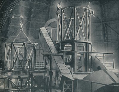قسم تلو الآخر يتصاعد الهيكل الصلب الضخم لأسطوانة المومسات ، c1935 بواسطة غير معروف