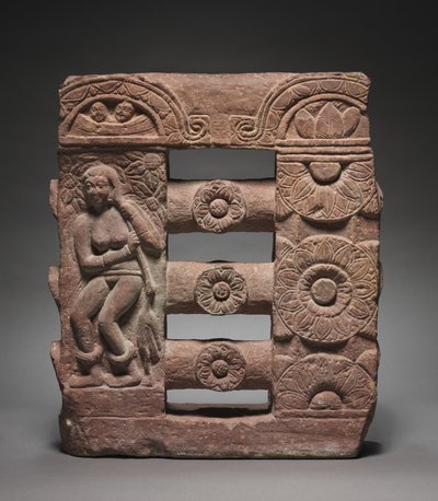 قسم من درابزين متآلف مع ميداليات Bather و Lotus ، ج. 150-250. بواسطة غير معروف