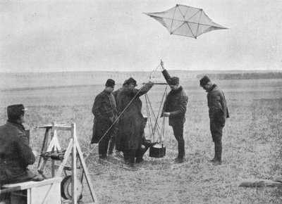 إرسال إحدى الطائرات الورقية الفرنسية التي تم إرفاق الكاميرا بها ، 1914 ، 1915 بواسطة غير معروف