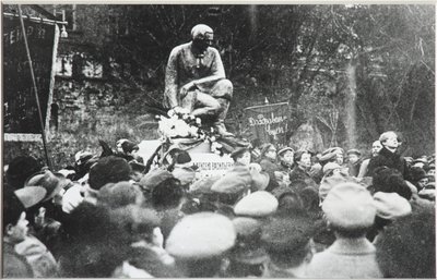 سيرجي يسنين في تكريس نصب كولتسوف رازين 1918 بواسطة غير معروف