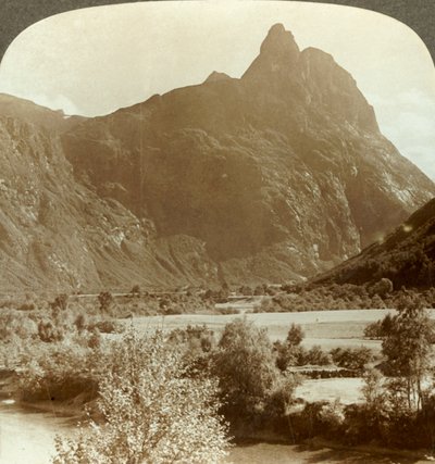 ذروة حادة من Romdalshorn تتويج جدار الجبل فوق نهر راوما ، النرويج ، c1905. بواسطة غير معروف
