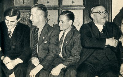 رفقاء السفن آشور. جون ج.وانانت ، إرنست بيفين ، مع البحارة التجاريين ، 1942 بواسطة غير معروف