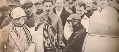 عرض آلية القيادة على المتفرجين المهتمين ، c1927 ، 1935 بواسطة غير معروف