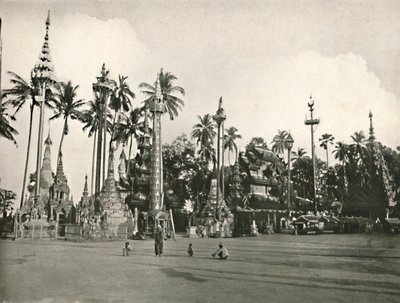 الأضرحة في معبد شوي داجون ، رانجون ، 1900. بواسطة غير معروف
