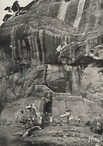Sigiri ، جانب الصعود في الشمال ما يسمى Lowensteig ، والذي يتم تجديده عن طريق السلالم والسلالم والسور بواسطة غير معروف