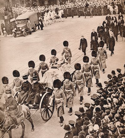 جلالة بسيطة: تابوت الملك جورج ، المغطى بالمعيار الملكي ، 1936 بواسطة غير معروف