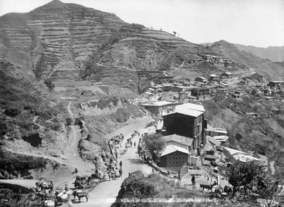 قرية سيناولي ، مع طريق هندوستان والتبت ، شيملا ، الهند ، أوائل القرن العشرين بواسطة غير معروف