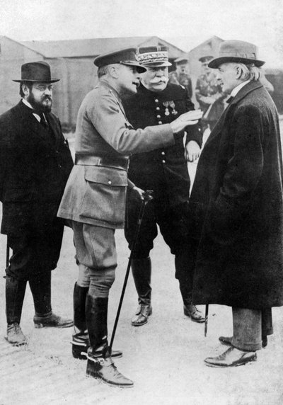 يؤكد السير دوجلاس هيج على نقطة في المقدمة ، فرنسا ، الحرب العالمية الأولى ، 1916-1918 ، c1920 بواسطة غير معروف