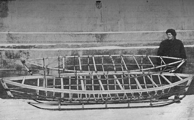 هياكل عظمية o Kayak لـ Man Man Bamboo و Double Kayak ، مستلقية على زلاجة يدوية ، 1894 ، 1897 بواسطة غير معروف