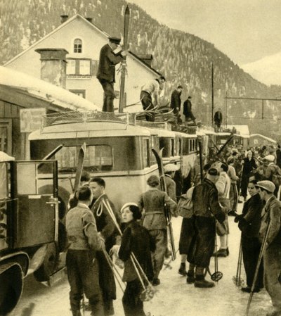المتزلجين يصلون إلى St Anton am Arlberg ، النمسا ، c1935. بواسطة غير معروف