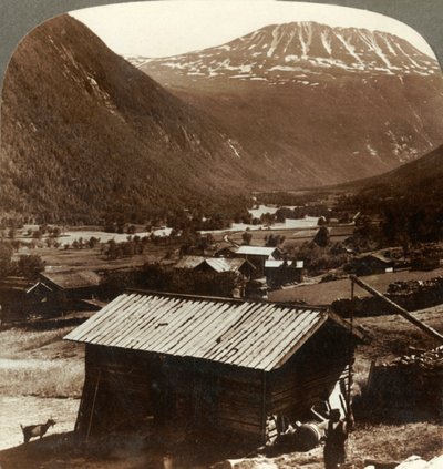 مرتفعات جبل ثلجي. Gausta 6180 قدمًا ، فوق منازل هادئة في وادي معان ، النرويج ، c1905. بواسطة غير معروف