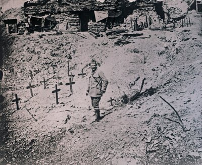 جندي بين صلبان خشبية ، c1914-c1918 بواسطة غير معروف