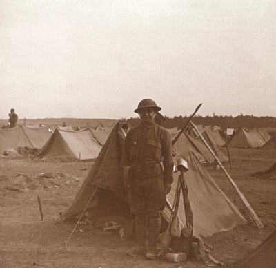 جندي يقف بجانب الخيمة ، المخيم الأمريكي ، ميليت ، فرنسا ، c1914-c1918. بواسطة غير معروف
