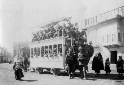 جنود من فوج شرق سري في كازمين ، في طريقهم إلى بغداد ، العراق ، 1917-1919 بواسطة غير معروف
