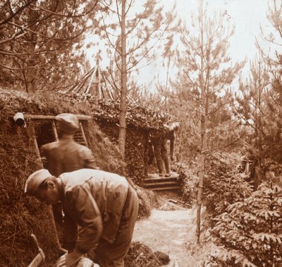 جنود في ملاجئ مغطاة بالأرض ، جينيكورت ، شمال فرنسا ، c1914-c1918 بواسطة غير معروف