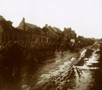 جنود يمشون في الماضي منازل تم تفجيرها ، الشمبانيا ، شمال فرنسا ، c1914-c1918 بواسطة غير معروف