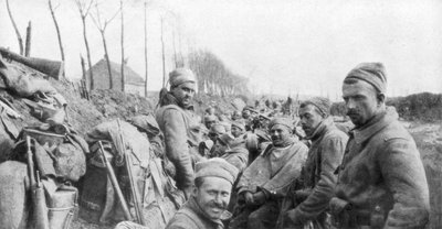 جنود فوج الزواف الفرنسي بين ليزارن وبوسينغ ، بلجيكا ، 24 أبريل 1915 بواسطة غير معروف