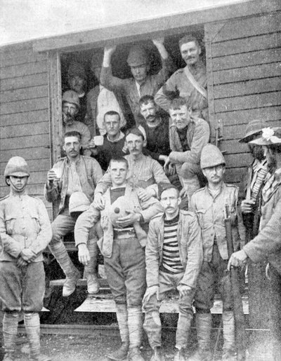 جنود الفرسان 18 في القطار إلى بريتوريا ، جنوب أفريقيا ، حرب البوير ، 1900 بواسطة غير معروف