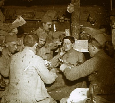 جنود يلعبون مانيل [لعبة ورق] في الخنادق c1914-c1918 بواسطة غير معروف