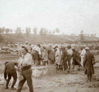 جنود يصطفون في الوحل من أجل المياه ، Genicourt ، شمال فرنسا ، c1914-c1918 بواسطة غير معروف