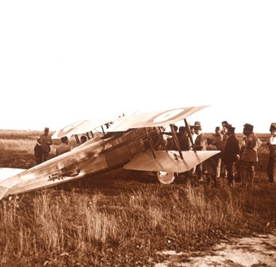 جنود يحيطون بطائرة ذات سطحين ، السوم ، شمال فرنسا ، c1914-c1918 بواسطة غير معروف
