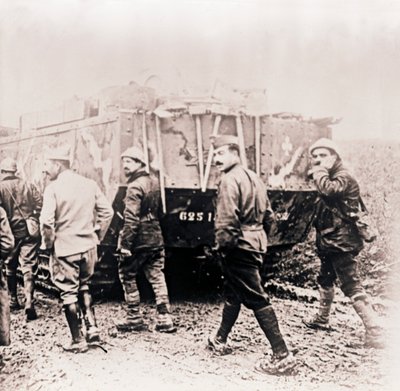 جنود يسيرون خلف الدبابة ، c1914-c1918. بواسطة غير معروف