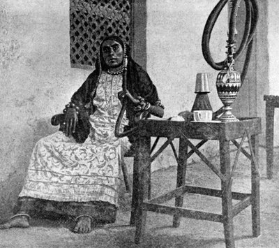 امرأة صومالية تدخن الشيشة ، عدن ، 1922 بواسطة غير معروف
